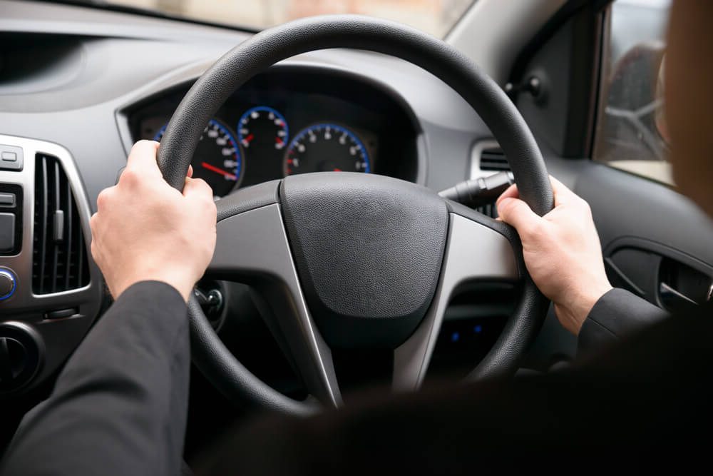 thumbnail Ketahui Bahaya Mengemudi Memakai Sendal Jepit