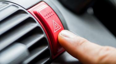 thumbnail Jaga Keselamatan!  Ketahui Kondisi yang Tepat untuk Nyalakan Lampu Hazard di Jalan
